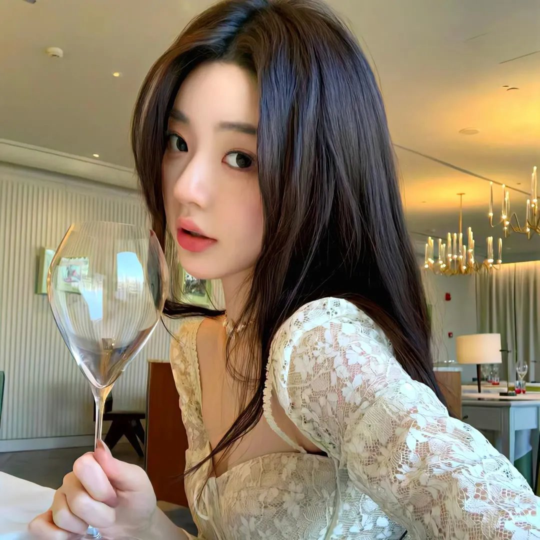 圆肚子女孩